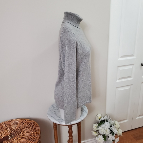 Ladies CASHMERE Gray Sweater - Picture 11 of 15